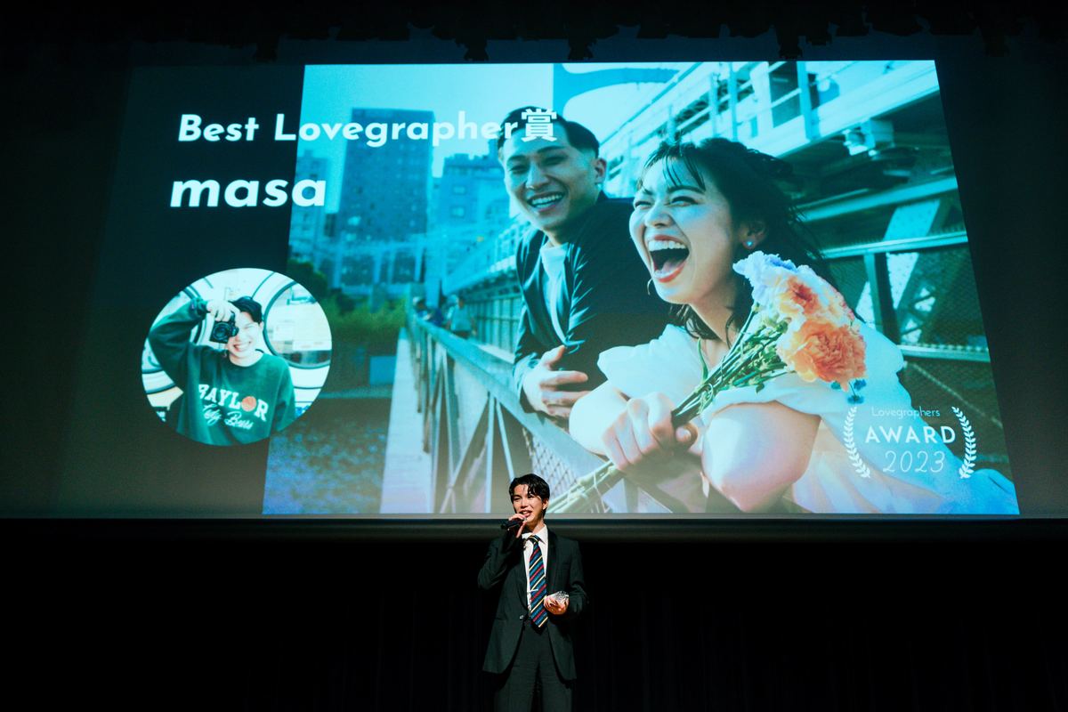 Receiving the Best Lovegrapher award