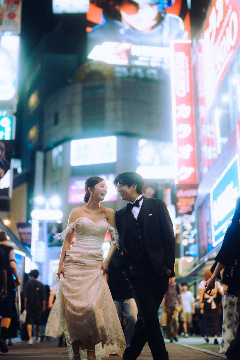 A couple in the neon of a Tokyo night