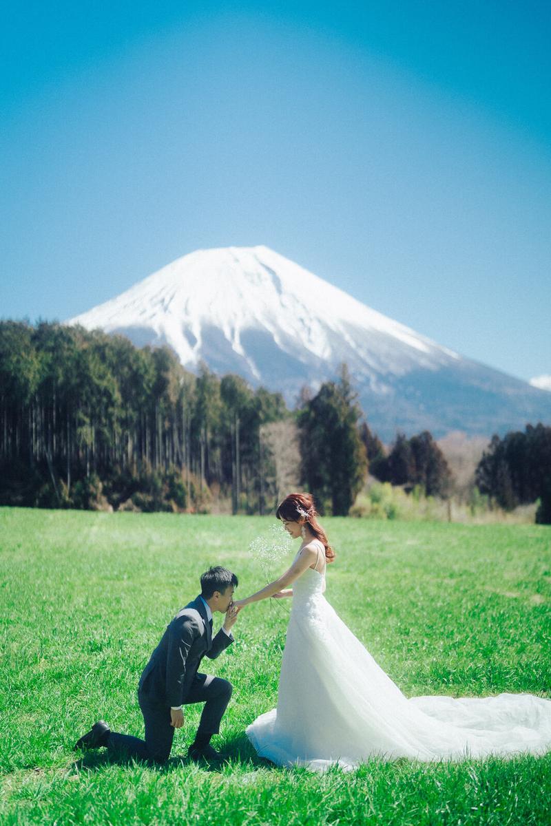 Pre-wedding portrait under Mt. Fuji