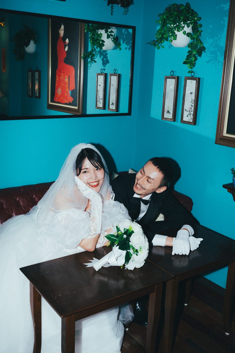 A pre-wedding shoot in a cafe in Tokyo