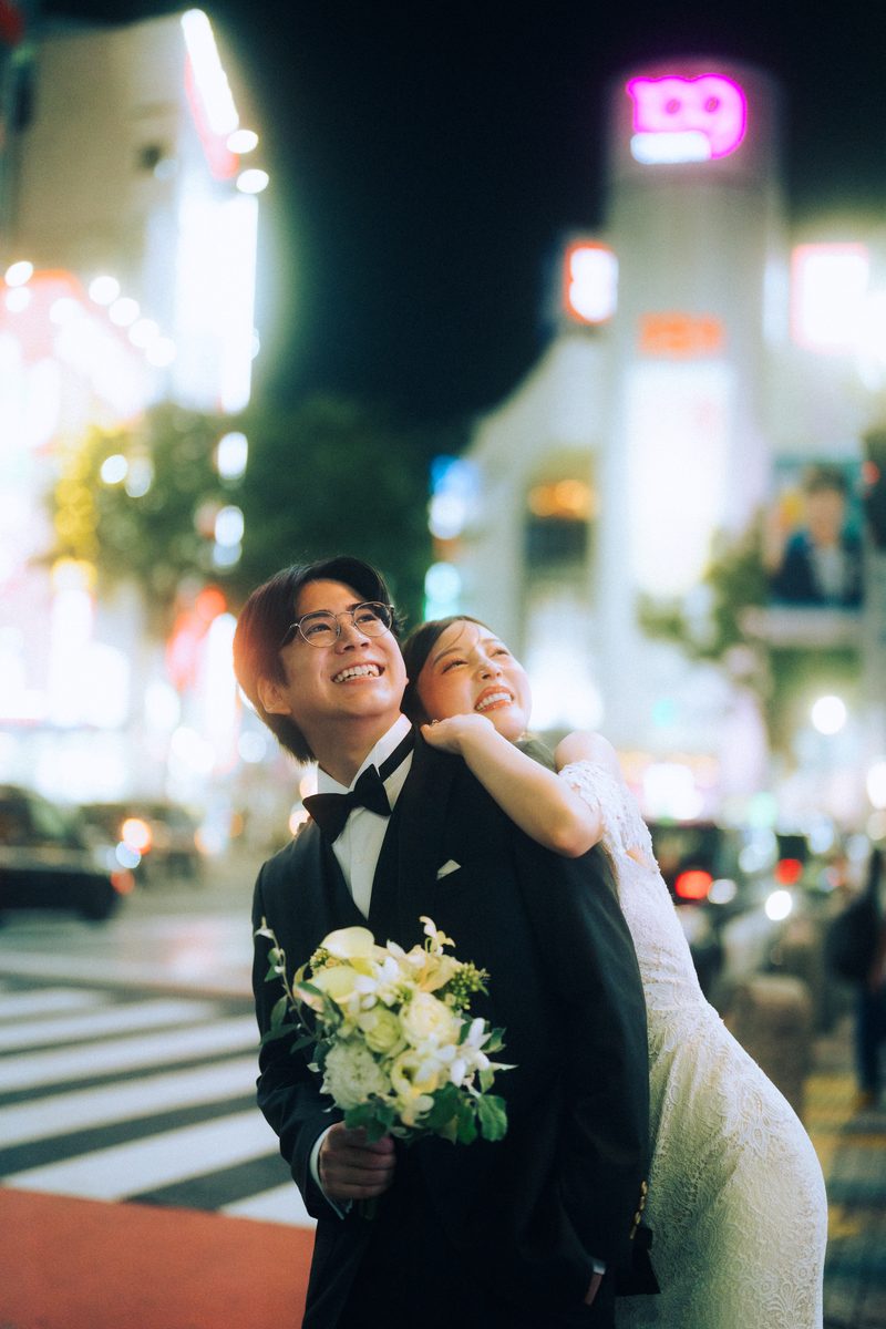 A pre-wedding shoot in the neon night in Tokyo