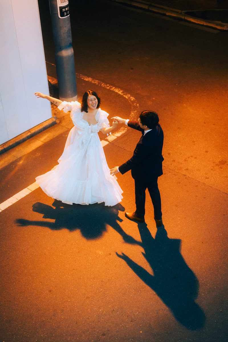 A pre-wedding shoot in the neon night in Tokyo