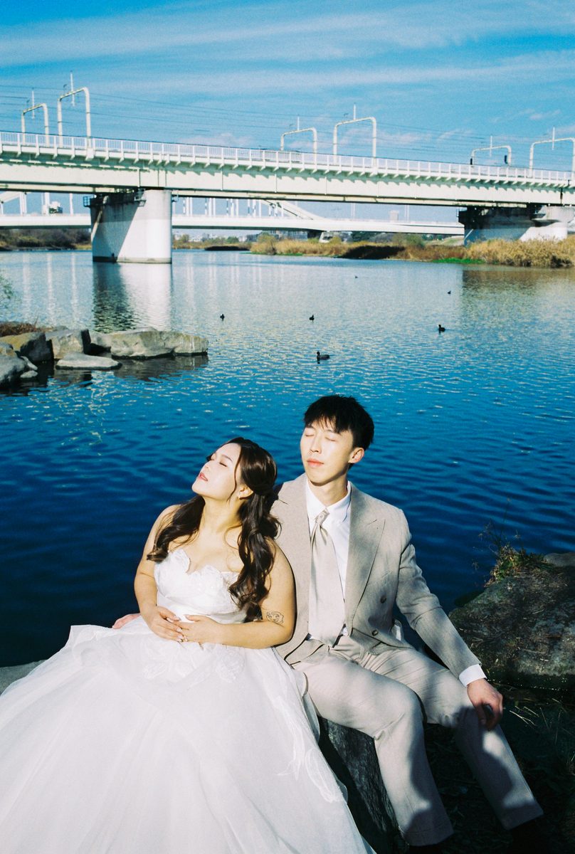 A pre-wedding shoot by the river in Tokyo