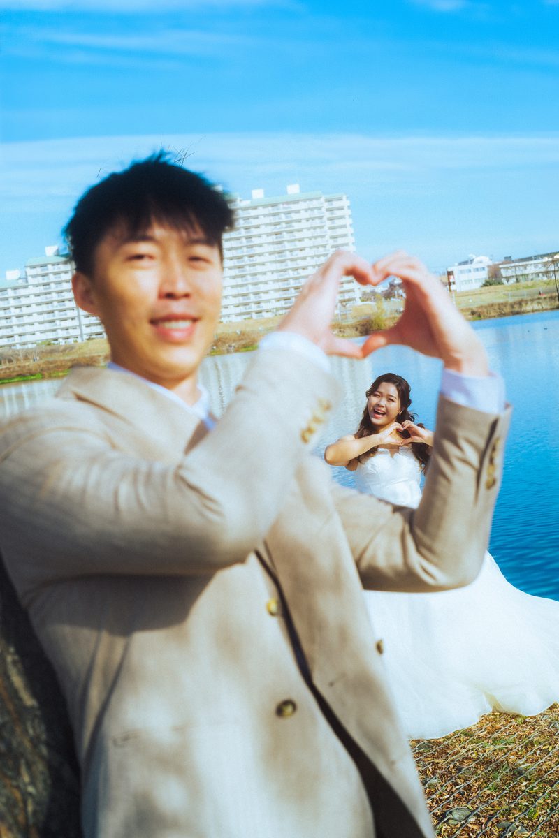 A pre-wedding shoot by the river in Tokyo
